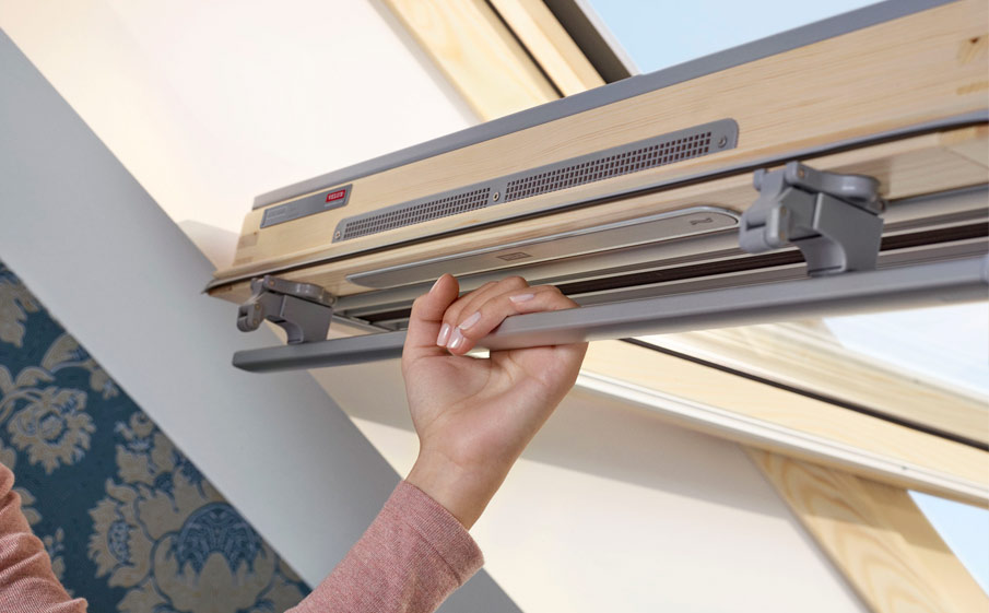 Деревянное мансардное окно VELUX WoodLine Дизайн модель GLL 1061 с верхней ручкой двухкамерным стеклопакетом