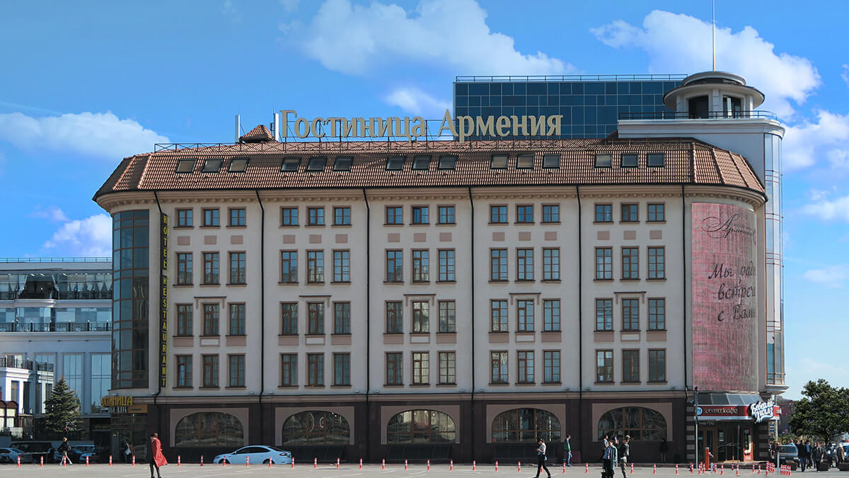 Цементно-песчаная начальная хребтовая черепица BRAAS Франкфурт коричневая