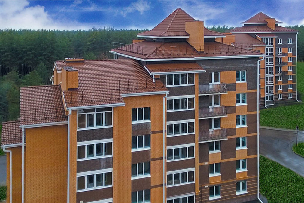 Цементно-песчаная начальная хребтовая черепица BRAAS Франкфурт коричневая