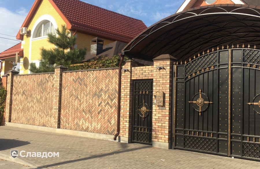 Забор с использованием кирпича Konigstein Марксбург Умбра