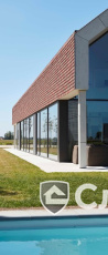 Офисное здание с применением керамической черепицы Koramic 301 Plain Tile Smooth Toscana Engobe, Amarant Engobe, Rustic Engobe