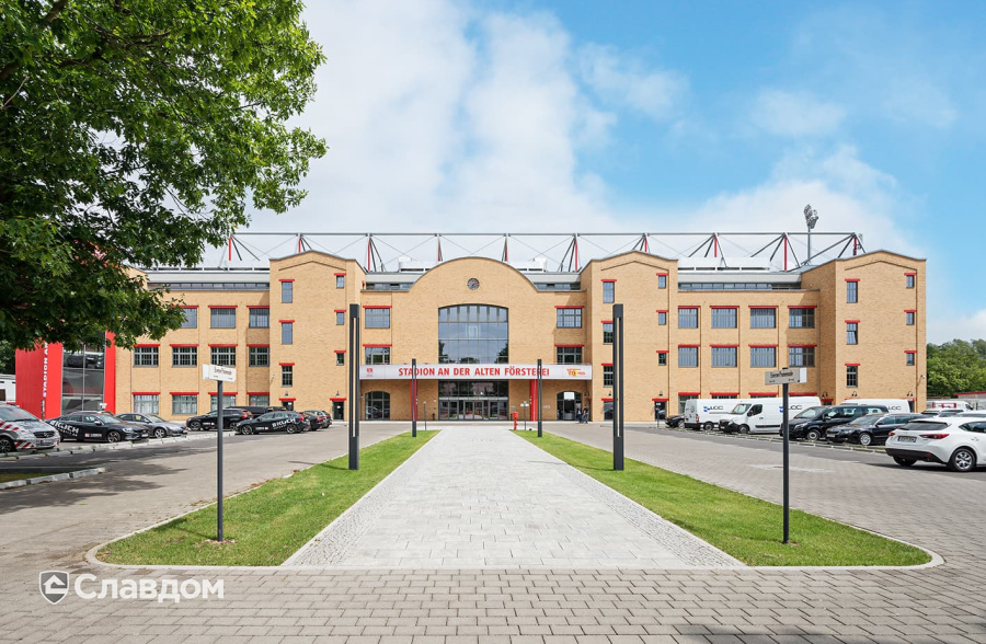 Фасад трибуны футбольного стадиона в Берлине с облицовкой кирпичом MUHR 01EG Niederlausitzer Gelb Edelglanz