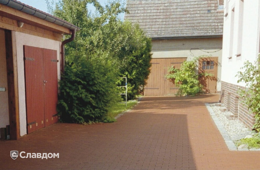 Территория частного дома с применением брусчатки Penter Lausitz