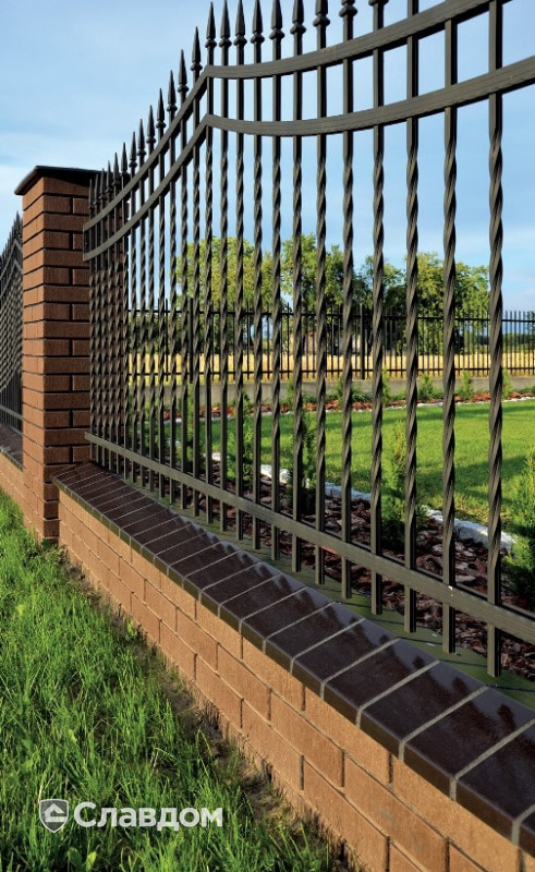 Забор частного дома с применением клинкерных оголовков, профильного кирпича King Klinker 17 ониксовый черный