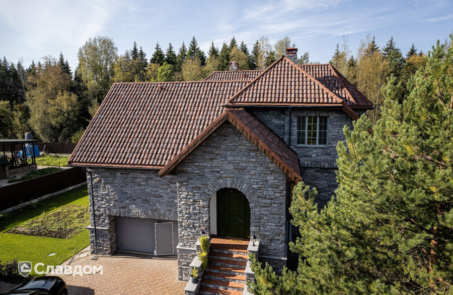 Частный дом в Московской области с облицовкой декоративным камнем White Hills