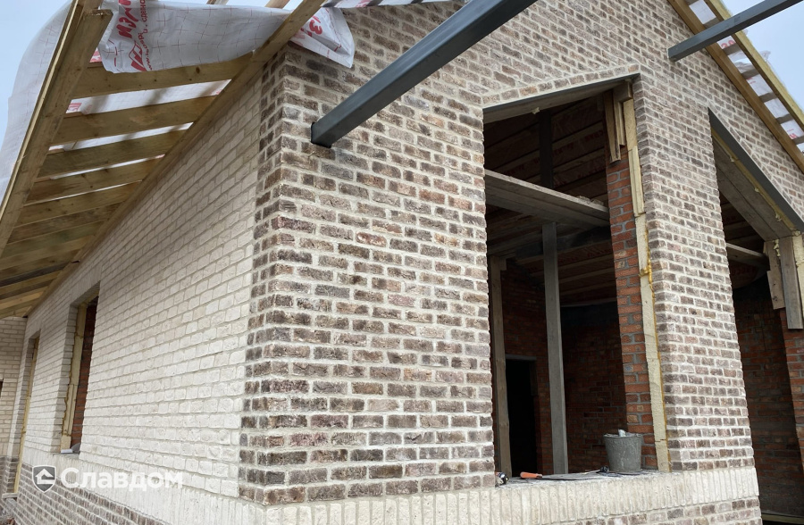 Строящийся дом с применением кирпича Rightbrick Виллем в г. Ростов