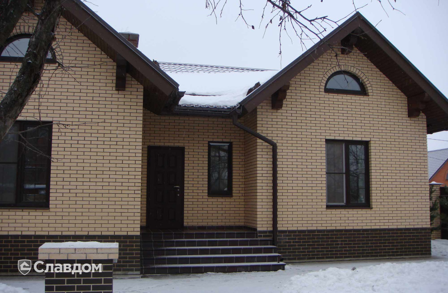 Двухэтажный частный дом со ступенями Stroeher Duro 825 sherry