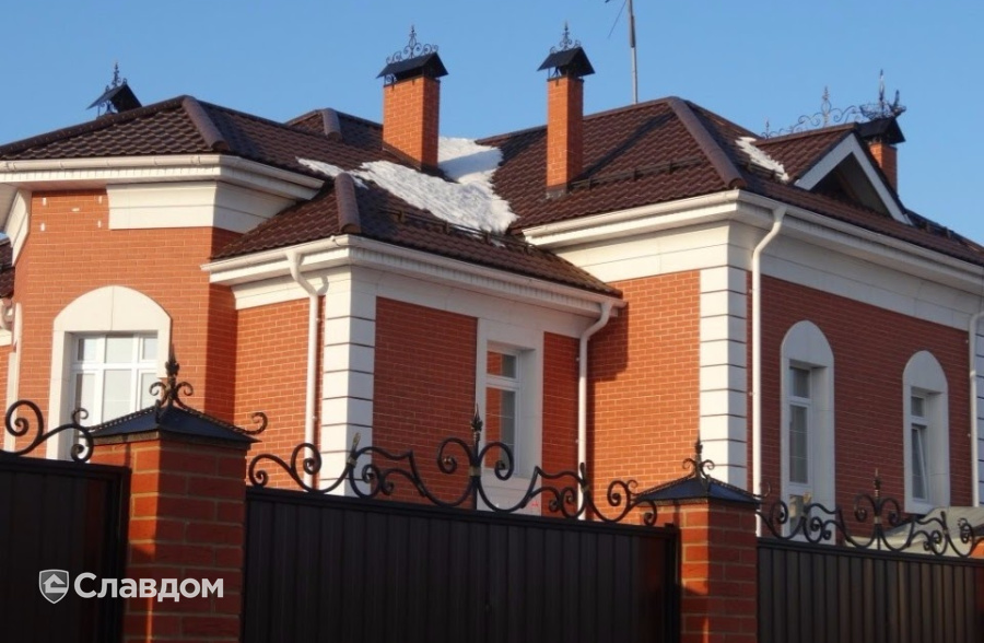 Жилой дом с применением керамического кирпича BRAER красный риф
