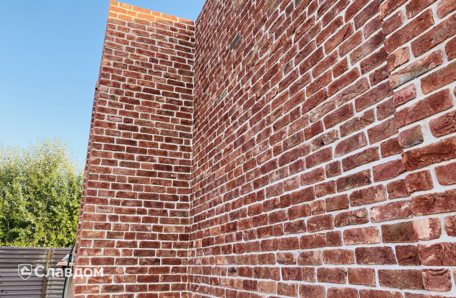 Строящийся дом с облицовкой кирпичом Rightbrick Моне