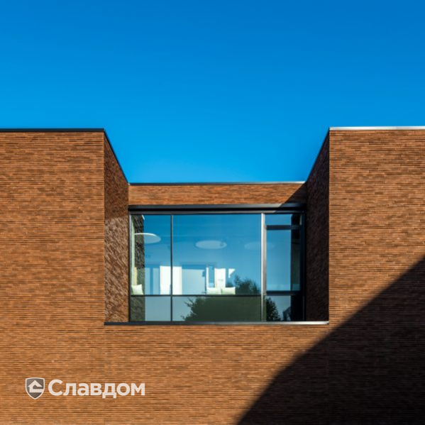 Сервисный центр в Звейнарде с облицовкой кирпичом Terca Cassia Bruin