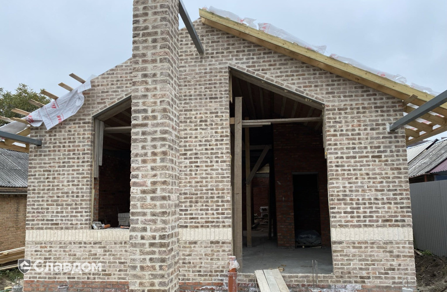 Строящийся дом с применением кирпича Rightbrick Виллем в г. Ростов