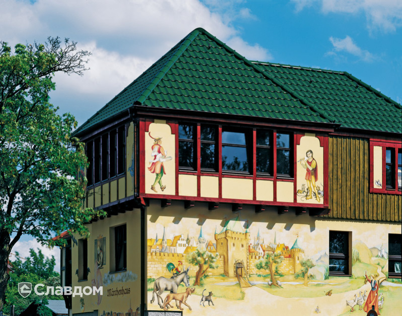 Здание отеля с крышей из черепицы Creaton Futura NOBLESSE Dunkelgrun Glasiert