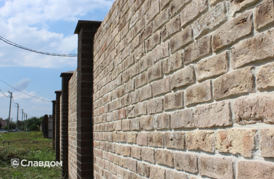 Забор с использованием кирпича RIGHTBRICK Виллем