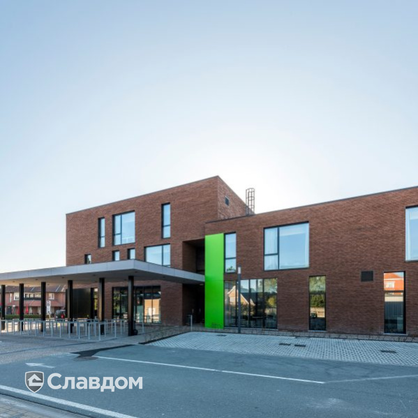 Сервисный центр в Звейнарде с облицовкой кирпичом Terca Cassia Bruin