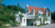 Здание отеля с крышей из черепицы Creaton Harmonie Naturrot