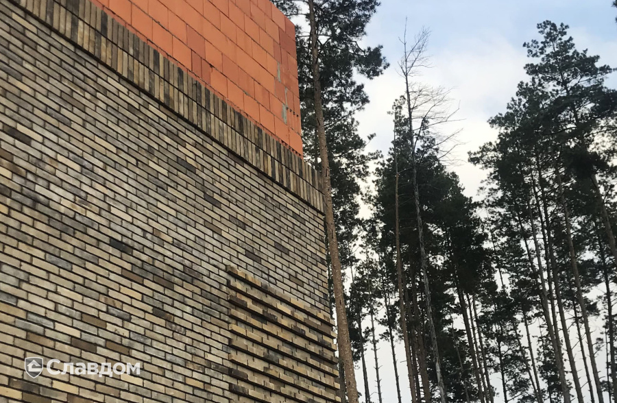 Фасад дома с применением керамического кирпича ENGELS TIGHEL BRIK Ogenagaat