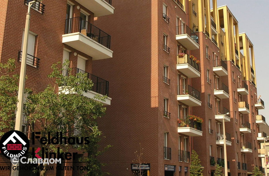 Жилой дом с облицовкой кирпичом Feldhaus Klinker 435 carmesi mana
