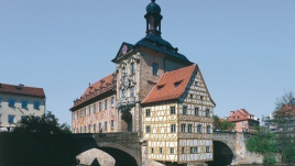 Ратуша в Бамберге с применением черепицы Braas Опал натуральный красный